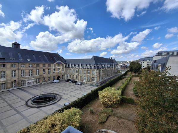 Découvrez ce superbe appartement de 100 m², idéalement situé à Rouen, dans le très recherché secteur Préfecture, à deux pas de la Faculté de droit, des quais de Seine, des transports et de toutes les commodités, au 2ème étage de la Résidence KAUFAMN & BROAD  ST ROCH édifiée en 1999.  Le centre-ville, la place du Vieux Marché et la gare SNCF sont accessibles en moins de 10 minutes à pied. 

Situé dans un environnement très verdoyant, calme et agréable, cet appartement lumineux offre de beaux volumes et une superbe vue sur l’arrière de la Préfecture. Il comprend : 
- une entrée avec placards
- un beau couloir
- une grande pièce de vie salle-salon baignée de lumière grâce à ses ouvertures côté Sud et Sud-Ouest
- une cuisine séparée aménagée et entièrement équipée 
- 2 chambres 
- 2 salles de douche 
- 1 cellier en face de la cuisine
- WC séparé.

Un balcon de 6 m² vient compléter l'ensemble, parfait pour profiter des beaux jours et admirer l’arrière de ce monument historique - l’ancien Hôtel Dieu, transformé aujourd’hui en Préfecture. 

Vous bénéficierez également d'une cave privative en sous-sol accessible par ascenseur et d'un box parking fermé sécurisé.

Possibilité de créer facilement une 3ème chambre selon vos besoins.

Les atouts de ce bien : 
-	Secteur très recherché Proximité immédiate transports et commerces Faculté de droit à pied 
-	Appartement lumineux 
-	Beaux volumes 
-	Dépendances très intéressantes = Box parking fermé, cave et balcon, 
-	Idéal résidence principale, colocation haut de gamme ou investissement patrimonial 
-	Rare sur le secteur : volumes, lumière et emplacement réunis dans une seule adresse.

Contactez-moi au 06 89 96 20 74 pour de plus amples renseignements et programmer une visite !