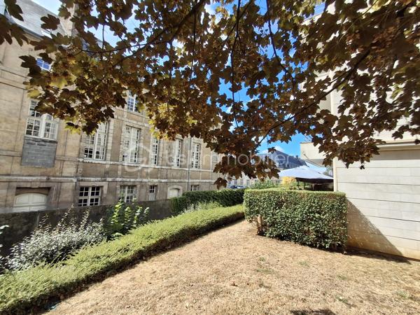 Découvrez ce superbe appartement de 100 m², idéalement situé à Rouen, dans le très recherché secteur Préfecture, à deux pas de la Faculté de droit, des quais de Seine, des transports et de toutes les commodités, au 2ème étage de la Résidence KAUFAMN & BROAD  ST ROCH édifiée en 1999.  Le centre-ville, la place du Vieux Marché et la gare SNCF sont accessibles en moins de 10 minutes à pied. 

Situé dans un environnement très verdoyant, calme et agréable, cet appartement lumineux offre de beaux volumes et une superbe vue sur l’arrière de la Préfecture. Il comprend : 
- une entrée avec placards
- un beau couloir
- une grande pièce de vie salle-salon baignée de lumière grâce à ses ouvertures côté Sud et Sud-Ouest
- une cuisine séparée aménagée et entièrement équipée 
- 2 chambres 
- 2 salles de douche 
- 1 cellier en face de la cuisine
- WC séparé.

Un balcon de 6 m² vient compléter l'ensemble, parfait pour profiter des beaux jours et admirer l’arrière de ce monument historique - l’ancien Hôtel Dieu, transformé aujourd’hui en Préfecture. 

Vous bénéficierez également d'une cave privative en sous-sol accessible par ascenseur et d'un box parking fermé sécurisé.

Possibilité de créer facilement une 3ème chambre selon vos besoins.

Les atouts de ce bien : 
-	Secteur très recherché Proximité immédiate transports et commerces Faculté de droit à pied 
-	Appartement lumineux 
-	Beaux volumes 
-	Dépendances très intéressantes = Box parking fermé, cave et balcon, 
-	Idéal résidence principale, colocation haut de gamme ou investissement patrimonial 
-	Rare sur le secteur : volumes, lumière et emplacement réunis dans une seule adresse.

Contactez-moi au 06 89 96 20 74 pour de plus amples renseignements et programmer une visite !