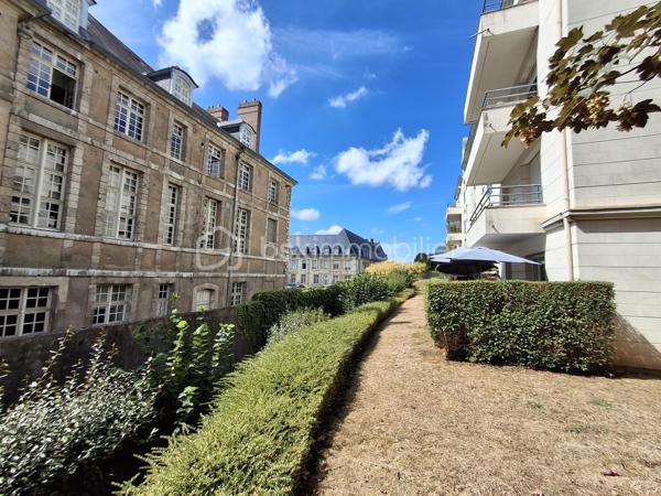 Découvrez ce superbe appartement de 100 m², idéalement situé à Rouen, dans le très recherché secteur Préfecture, à deux pas de la Faculté de droit, des quais de Seine, des transports et de toutes les commodités, au 2ème étage de la Résidence KAUFAMN & BROAD  ST ROCH édifiée en 1999.  Le centre-ville, la place du Vieux Marché et la gare SNCF sont accessibles en moins de 10 minutes à pied. 

Situé dans un environnement très verdoyant, calme et agréable, cet appartement lumineux offre de beaux volumes et une superbe vue sur l’arrière de la Préfecture. Il comprend : 
- une entrée avec placards
- un beau couloir
- une grande pièce de vie salle-salon baignée de lumière grâce à ses ouvertures côté Sud et Sud-Ouest
- une cuisine séparée aménagée et entièrement équipée 
- 2 chambres 
- 2 salles de douche 
- 1 cellier en face de la cuisine
- WC séparé.

Un balcon de 6 m² vient compléter l'ensemble, parfait pour profiter des beaux jours et admirer l’arrière de ce monument historique - l’ancien Hôtel Dieu, transformé aujourd’hui en Préfecture. 

Vous bénéficierez également d'une cave privative en sous-sol accessible par ascenseur et d'un box parking fermé sécurisé.

Possibilité de créer facilement une 3ème chambre selon vos besoins.

Les atouts de ce bien : 
-	Secteur très recherché Proximité immédiate transports et commerces Faculté de droit à pied 
-	Appartement lumineux 
-	Beaux volumes 
-	Dépendances très intéressantes = Box parking fermé, cave et balcon, 
-	Idéal résidence principale, colocation haut de gamme ou investissement patrimonial 
-	Rare sur le secteur : volumes, lumière et emplacement réunis dans une seule adresse.

Contactez-moi au 06 89 96 20 74 pour de plus amples renseignements et programmer une visite !
