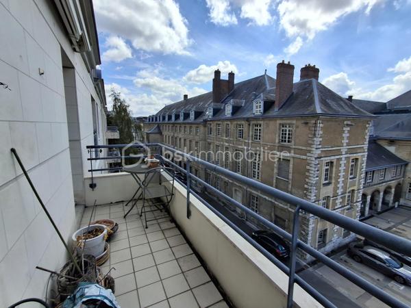 Découvrez ce superbe appartement de 100 m², idéalement situé à Rouen, dans le très recherché secteur Préfecture, à deux pas de la Faculté de droit, des quais de Seine, des transports et de toutes les commodités, au 2ème étage de la Résidence KAUFAMN & BROAD  ST ROCH édifiée en 1999.  Le centre-ville, la place du Vieux Marché et la gare SNCF sont accessibles en moins de 10 minutes à pied. 

Situé dans un environnement très verdoyant, calme et agréable, cet appartement lumineux offre de beaux volumes et une superbe vue sur l’arrière de la Préfecture. Il comprend : 
- une entrée avec placards
- un beau couloir
- une grande pièce de vie salle-salon baignée de lumière grâce à ses ouvertures côté Sud et Sud-Ouest
- une cuisine séparée aménagée et entièrement équipée 
- 2 chambres 
- 2 salles de douche 
- 1 cellier en face de la cuisine
- WC séparé.

Un balcon de 6 m² vient compléter l'ensemble, parfait pour profiter des beaux jours et admirer l’arrière de ce monument historique - l’ancien Hôtel Dieu, transformé aujourd’hui en Préfecture. 

Vous bénéficierez également d'une cave privative en sous-sol accessible par ascenseur et d'un box parking fermé sécurisé.

Possibilité de créer facilement une 3ème chambre selon vos besoins.

Les atouts de ce bien : 
-	Secteur très recherché Proximité immédiate transports et commerces Faculté de droit à pied 
-	Appartement lumineux 
-	Beaux volumes 
-	Dépendances très intéressantes = Box parking fermé, cave et balcon, 
-	Idéal résidence principale, colocation haut de gamme ou investissement patrimonial 
-	Rare sur le secteur : volumes, lumière et emplacement réunis dans une seule adresse.

Contactez-moi au 06 89 96 20 74 pour de plus amples renseignements et programmer une visite !