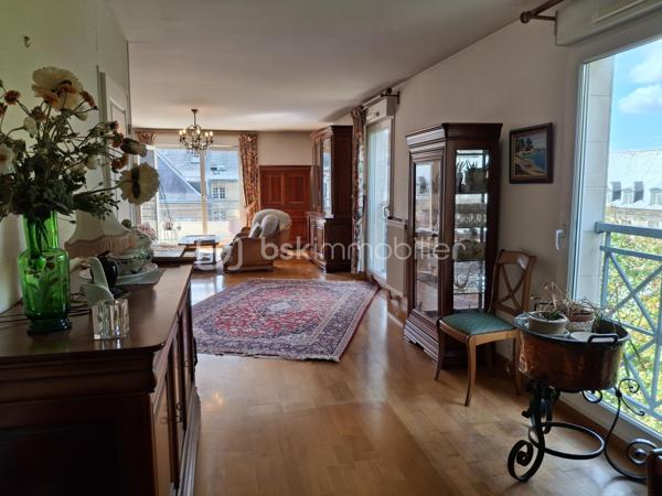 Découvrez ce superbe appartement de 100 m², idéalement situé à Rouen, dans le très recherché secteur Préfecture, à deux pas de la Faculté de droit, des quais de Seine, des transports et de toutes les commodités, au 2ème étage de la Résidence KAUFAMN & BROAD  ST ROCH édifiée en 1999.  Le centre-ville, la place du Vieux Marché et la gare SNCF sont accessibles en moins de 10 minutes à pied. 

Situé dans un environnement très verdoyant, calme et agréable, cet appartement lumineux offre de beaux volumes et une superbe vue sur l’arrière de la Préfecture. Il comprend : 
- une entrée avec placards
- un beau couloir
- une grande pièce de vie salle-salon baignée de lumière grâce à ses ouvertures côté Sud et Sud-Ouest
- une cuisine séparée aménagée et entièrement équipée 
- 2 chambres 
- 2 salles de douche 
- 1 cellier en face de la cuisine
- WC séparé.

Un balcon de 6 m² vient compléter l'ensemble, parfait pour profiter des beaux jours et admirer l’arrière de ce monument historique - l’ancien Hôtel Dieu, transformé aujourd’hui en Préfecture. 

Vous bénéficierez également d'une cave privative en sous-sol accessible par ascenseur et d'un box parking fermé sécurisé.

Possibilité de créer facilement une 3ème chambre selon vos besoins.

Les atouts de ce bien : 
-	Secteur très recherché Proximité immédiate transports et commerces Faculté de droit à pied 
-	Appartement lumineux 
-	Beaux volumes 
-	Dépendances très intéressantes = Box parking fermé, cave et balcon, 
-	Idéal résidence principale, colocation haut de gamme ou investissement patrimonial 
-	Rare sur le secteur : volumes, lumière et emplacement réunis dans une seule adresse.

Contactez-moi au 06 89 96 20 74 pour de plus amples renseignements et programmer une visite !