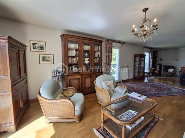 Découvrez ce superbe appartement de 100 m², idéalement situé à Rouen, dans le très recherché secteur Préfecture, à deux pas de la Faculté de droit, des quais de Seine, des transports et de toutes les commodités, au 2ème étage de la Résidence KAUFAMN & BROAD  ST ROCH édifiée en 1999.  Le centre-ville, la place du Vieux Marché et la gare SNCF sont accessibles en moins de 10 minutes à pied. 

Situé dans un environnement très verdoyant, calme et agréable, cet appartement lumineux offre de beaux volumes et une superbe vue sur l’arrière de la Préfecture. Il comprend : 
- une entrée avec placards
- un beau couloir
- une grande pièce de vie salle-salon baignée de lumière grâce à ses ouvertures côté Sud et Sud-Ouest
- une cuisine séparée aménagée et entièrement équipée 
- 2 chambres 
- 2 salles de douche 
- 1 cellier en face de la cuisine
- WC séparé.

Un balcon de 6 m² vient compléter l'ensemble, parfait pour profiter des beaux jours et admirer l’arrière de ce monument historique - l’ancien Hôtel Dieu, transformé aujourd’hui en Préfecture. 

Vous bénéficierez également d'une cave privative en sous-sol accessible par ascenseur et d'un box parking fermé sécurisé.

Possibilité de créer facilement une 3ème chambre selon vos besoins.

Les atouts de ce bien : 
-	Secteur très recherché Proximité immédiate transports et commerces Faculté de droit à pied 
-	Appartement lumineux 
-	Beaux volumes 
-	Dépendances très intéressantes = Box parking fermé, cave et balcon, 
-	Idéal résidence principale, colocation haut de gamme ou investissement patrimonial 
-	Rare sur le secteur : volumes, lumière et emplacement réunis dans une seule adresse.

Contactez-moi au 06 89 96 20 74 pour de plus amples renseignements et programmer une visite !