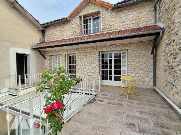 Au coeur de Chauvigny, à proximité des services et des commerces, ensemble de 2 maisons d'habit...