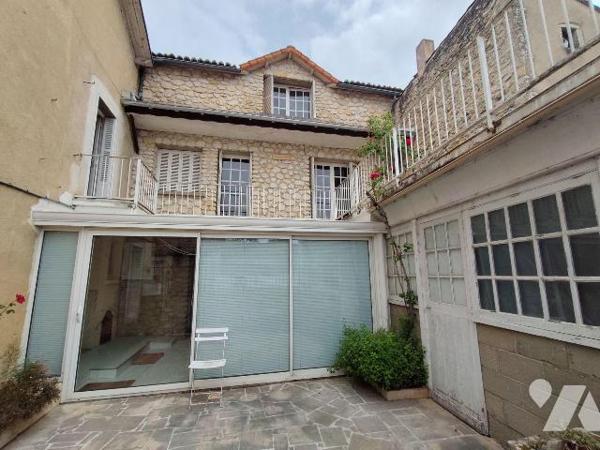 Au coeur de Chauvigny, à proximité des services et des commerces, ensemble de 2 maisons d'habit...