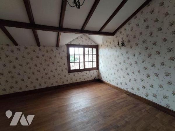 Au coeur de Chauvigny, à proximité des services et des commerces, ensemble de 2 maisons d'habit...