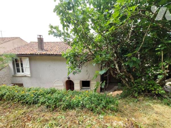 Au coeur de Chauvigny, à proximité des services et des commerces, ensemble de 2 maisons d'habit...