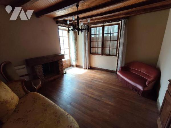 Au coeur de Chauvigny, à proximité des services et des commerces, ensemble de 2 maisons d'habit...