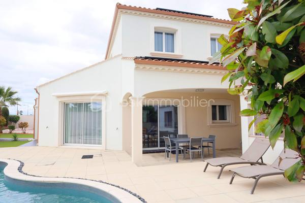 MAISON 162m²***5 CHAMBRES DONT 2 CHAMBRES EN RDC AVEC LEUR SALLE d’EAU***PISCINE***TERRAIN 591m²***AUCUN TRAVAUX A PREVOIR***ENTIEREMENT CLIMATISEE***GRANDE BUANDERIE***

GARAGE  PORTE AUTOMATIQUE AVEC ATELIER ET NOMBREUX RANGEMENTS***TERRAIN 591M²***CUISINE ETE***3 SALLES EAU/BAIN***3WC***

A 10 MINUTES DE LA PLAGE***PANNEAUX SOLAIRES  3KW EN AUTOCONSOMMATION***

Avec ses 162m² habitables répartis sur 7 pièces, dont 5 chambres spacieuses, et un grand séjour lumineux de plus de 50m², cette maison sur deux niveaux séduira les familles en quête d'espace.
Refaite à neuf, elle assure une parfaite isolation via des fenêtres à double vitrage sur un beau terrain de 591m². 
***CLASSEMENT ENERGETIQUE A ET A****

Profitez d'une belle  terrasse couverture, idéale pour des moments détente en extérieur avec cuisine d'été, douche et WC fermé. 

Bénéficiez également de 3 places de parking ou place pour grand camping car plus le terrain de pétanque avec portail automatique.
Sans vis-à-vis et offrant une taxe foncière raisonnable de 1849€, cette maison est un véritable coup de cœur !
Elle est proche de toutes les commodités essentielles et de services de transport facilitant les déplacements.

LES PLUS : ***CLIMATISATION REVERSIBLE***PISCINE***TERRAIN PAYSAGER***GRANDES COMBLES AMENAGEES AU DESSUS DU GARAGE***PLACE CAMPING CAR***3 SALLES D'EAU DONT UNE BAIGNOIRE***CHAMBRE PARENTALE AVEC BUREAU/WC/BUREAU OU DRESSING***TERRAIN DE PETANQUE***PANNEAUX SOLAIRES***BALLON THEMODYNAMIQUE***
