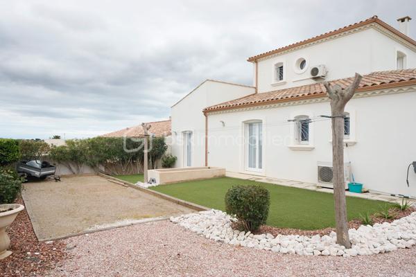 MAISON 162m²***5 CHAMBRES DONT 2 CHAMBRES EN RDC AVEC LEUR SALLE d’EAU***PISCINE***TERRAIN 591m²***AUCUN TRAVAUX A PREVOIR***ENTIEREMENT CLIMATISEE***GRANDE BUANDERIE***

GARAGE  PORTE AUTOMATIQUE AVEC ATELIER ET NOMBREUX RANGEMENTS***TERRAIN 591M²***CUISINE ETE***3 SALLES EAU/BAIN***3WC***

A 10 MINUTES DE LA PLAGE***PANNEAUX SOLAIRES  3KW EN AUTOCONSOMMATION***

Avec ses 162m² habitables répartis sur 7 pièces, dont 5 chambres spacieuses, et un grand séjour lumineux de plus de 50m², cette maison sur deux niveaux séduira les familles en quête d'espace.
Refaite à neuf, elle assure une parfaite isolation via des fenêtres à double vitrage sur un beau terrain de 591m². 
***CLASSEMENT ENERGETIQUE A ET A****

Profitez d'une belle  terrasse couverture, idéale pour des moments détente en extérieur avec cuisine d'été, douche et WC fermé. 

Bénéficiez également de 3 places de parking ou place pour grand camping car plus le terrain de pétanque avec portail automatique.
Sans vis-à-vis et offrant une taxe foncière raisonnable de 1849€, cette maison est un véritable coup de cœur !
Elle est proche de toutes les commodités essentielles et de services de transport facilitant les déplacements.

LES PLUS : ***CLIMATISATION REVERSIBLE***PISCINE***TERRAIN PAYSAGER***GRANDES COMBLES AMENAGEES AU DESSUS DU GARAGE***PLACE CAMPING CAR***3 SALLES D'EAU DONT UNE BAIGNOIRE***CHAMBRE PARENTALE AVEC BUREAU/WC/BUREAU OU DRESSING***TERRAIN DE PETANQUE***PANNEAUX SOLAIRES***BALLON THEMODYNAMIQUE***