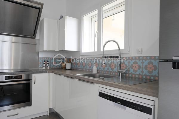 MAISON 162m²***5 CHAMBRES DONT 2 CHAMBRES EN RDC AVEC LEUR SALLE d’EAU***PISCINE***TERRAIN 591m²***AUCUN TRAVAUX A PREVOIR***ENTIEREMENT CLIMATISEE***GRANDE BUANDERIE***

GARAGE  PORTE AUTOMATIQUE AVEC ATELIER ET NOMBREUX RANGEMENTS***TERRAIN 591M²***CUISINE ETE***3 SALLES EAU/BAIN***3WC***

A 10 MINUTES DE LA PLAGE***PANNEAUX SOLAIRES  3KW EN AUTOCONSOMMATION***

Avec ses 162m² habitables répartis sur 7 pièces, dont 5 chambres spacieuses, et un grand séjour lumineux de plus de 50m², cette maison sur deux niveaux séduira les familles en quête d'espace.
Refaite à neuf, elle assure une parfaite isolation via des fenêtres à double vitrage sur un beau terrain de 591m². 
***CLASSEMENT ENERGETIQUE A ET A****

Profitez d'une belle  terrasse couverture, idéale pour des moments détente en extérieur avec cuisine d'été, douche et WC fermé. 

Bénéficiez également de 3 places de parking ou place pour grand camping car plus le terrain de pétanque avec portail automatique.
Sans vis-à-vis et offrant une taxe foncière raisonnable de 1849€, cette maison est un véritable coup de cœur !
Elle est proche de toutes les commodités essentielles et de services de transport facilitant les déplacements.

LES PLUS : ***CLIMATISATION REVERSIBLE***PISCINE***TERRAIN PAYSAGER***GRANDES COMBLES AMENAGEES AU DESSUS DU GARAGE***PLACE CAMPING CAR***3 SALLES D'EAU DONT UNE BAIGNOIRE***CHAMBRE PARENTALE AVEC BUREAU/WC/BUREAU OU DRESSING***TERRAIN DE PETANQUE***PANNEAUX SOLAIRES***BALLON THEMODYNAMIQUE***