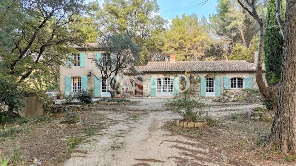 Vente Maison 8 pièces de 216m² - 13300 Salon-de-Provence