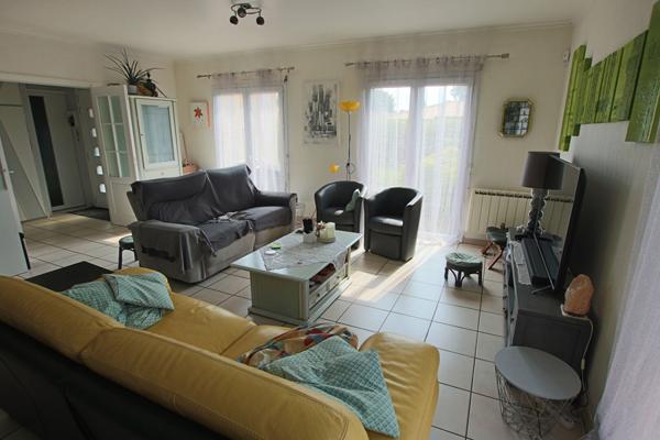 Plain-pied 4 chambres avec jardin paysagé et garage, proche commodités.