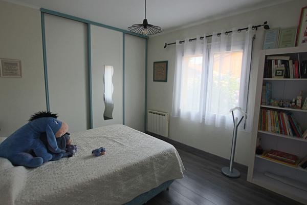 Plain-pied 4 chambres avec jardin paysagé et garage, proche commodités.