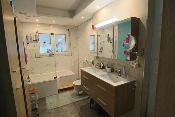 Plain-pied 4 chambres avec jardin paysagé et garage, proche commodités.