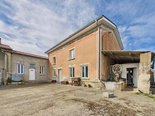 À vendre maison avec dépendances et terrain