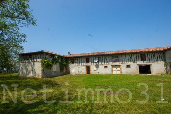belle maison à colombages avec dépendances et grand terrain
