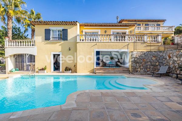 Maison à vendre 7 pièces de 205 m² à Les Adrets-de-l'Estérel