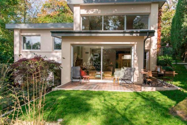 Versailles Clagny Maison d'architecte 6 pièces 175 m² au sol (157m² Carrez) sur parcelle de 527 m² €1 630 000 ** - Référence 25877