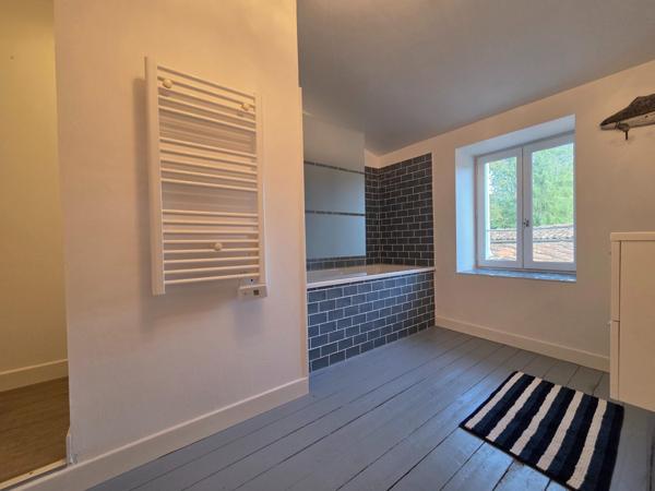 Maison à SAINT-JEAN-D'ANGELY, 17400 - 6 pièces 185m²