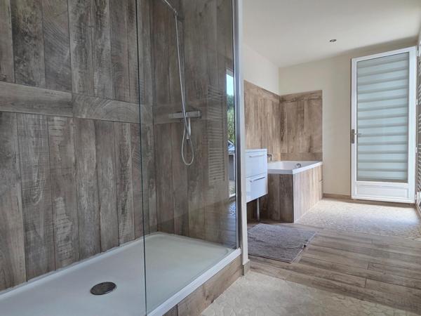 Maison à SAINT-JEAN-D'ANGELY, 17400 - 6 pièces 185m²