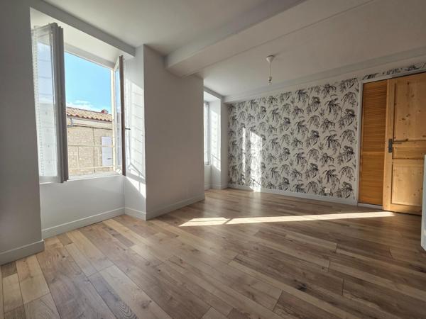 Maison à SAINT-JEAN-D'ANGELY, 17400 - 6 pièces 185m²