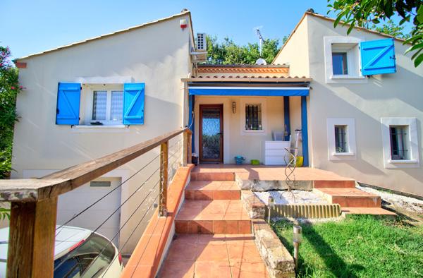 Le Passage - Maison familiale de 116m2, composée de 4 chambres, salle de jeux, piscine avec terrasse et garage