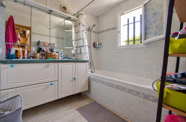 Le Passage - Maison familiale de 116m2, composée de 4 chambres, salle de jeux, piscine avec terrasse et garage