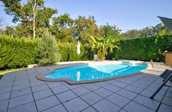 Le Passage - Maison familiale de 116m2, composée de 4 chambres, salle de jeux, piscine avec terrasse et garage