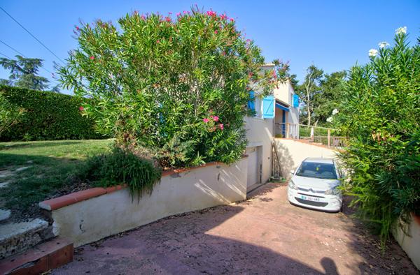 Le Passage - Maison familiale de 116m2, composée de 4 chambres, salle de jeux, piscine avec terrasse et garage