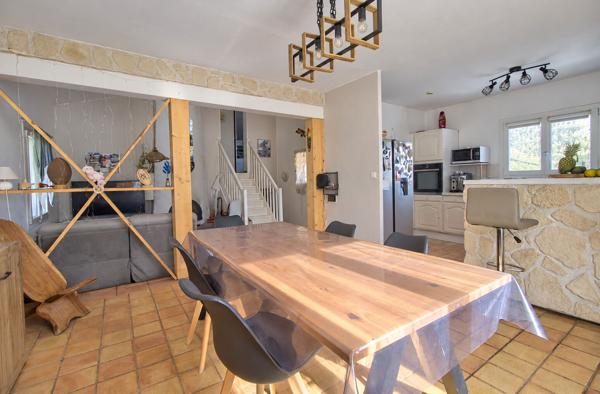 Le Passage - Maison familiale de 116m2, composée de 4 chambres, salle de jeux, piscine avec terrasse et garage