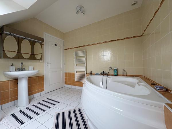 Maison
         8 pièces
        - 197 m² Bien prestige 679 250 € *
