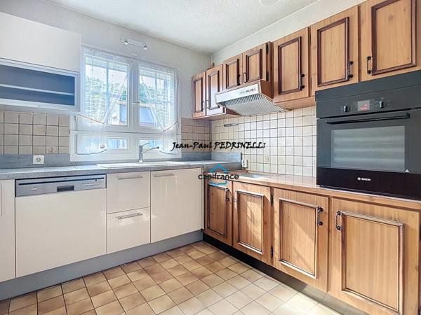 St Genis Laval résidentiel – Villa familiale 146 m² grand terrain arboré de 670 m² – 4 chambres – Grand garage – À 15 min de Lyon