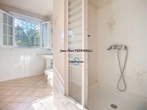 St Genis Laval résidentiel – Villa familiale 146 m² grand terrain arboré de 670 m² – 4 chambres – Grand garage – À 15 min de Lyon