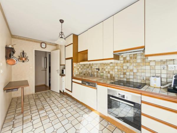 T4 lumineux 81 m² avec balcon et box – Tram Émile Counord – Secteur Chartrons