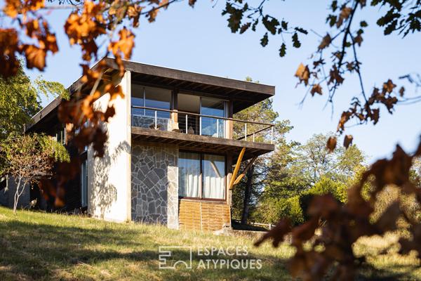 Maison organique avec terrasse suspendue aux abords du centre