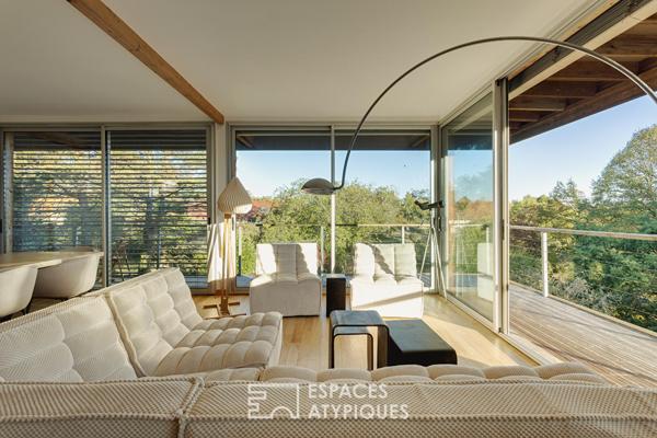Maison organique avec terrasse suspendue aux abords du centre