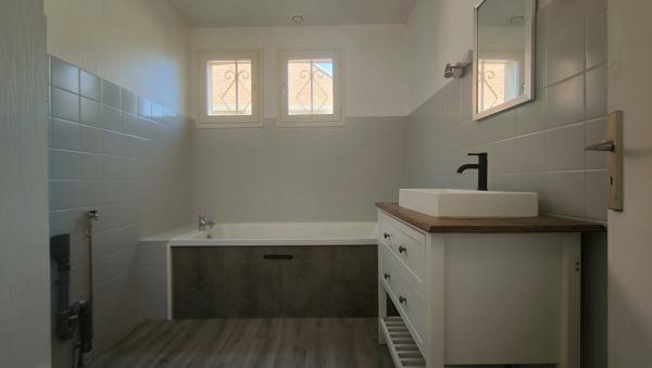 TRES BELLE MAISON DE MAITRE RENOVEE AVEC SOUS TOTAL DE 160 M² HAB SUR 2000 M² DE TERRAIN CLOS AU CALME Gisors (27140)