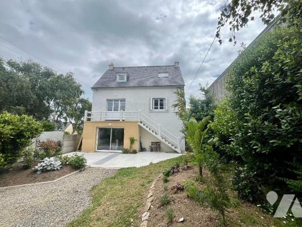 CANCALE - PORT-MER - A 100m de la plage
Maison rénovée en 2022 comprenant :
RDC : Pièce de vi...