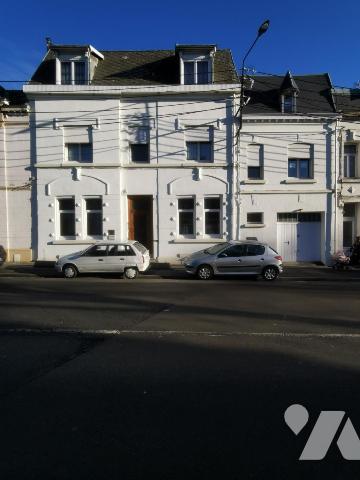 Bel immeuble de rapport composé d'un rez-de-chaussée professionnel et de trois appartements