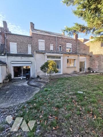 Bel immeuble de rapport composé d'un rez-de-chaussée professionnel et de trois appartements