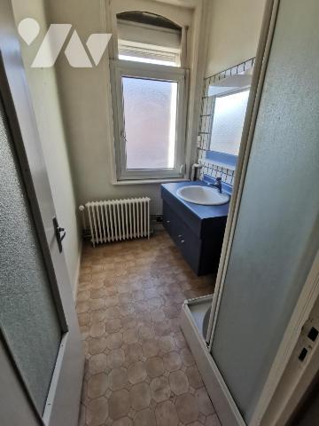 Bel immeuble de rapport composé d'un rez-de-chaussée professionnel et de trois appartements