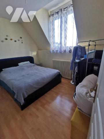 Bel immeuble de rapport composé d'un rez-de-chaussée professionnel et de trois appartements