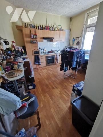 Bel immeuble de rapport composé d'un rez-de-chaussée professionnel et de trois appartements