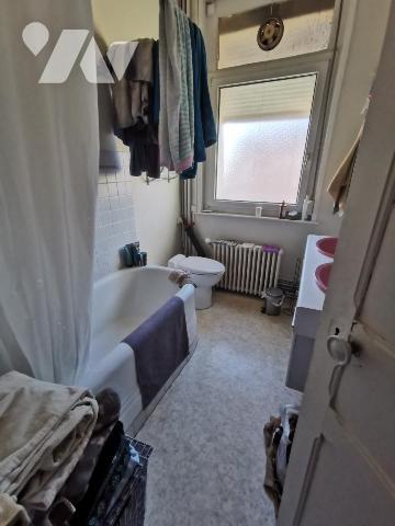 Bel immeuble de rapport composé d'un rez-de-chaussée professionnel et de trois appartements