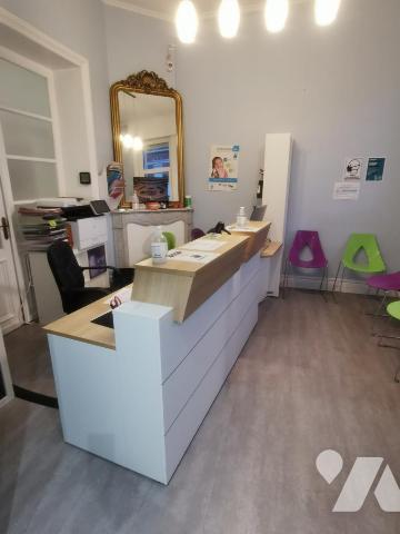 Bel immeuble de rapport composé d'un rez-de-chaussée professionnel et de trois appartements