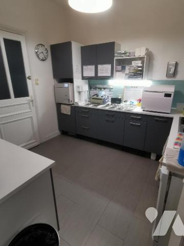 Bel immeuble de rapport composé d'un rez-de-chaussée professionnel et de trois appartements