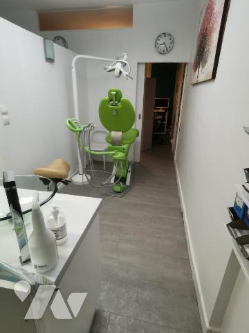 Bel immeuble de rapport composé d'un rez-de-chaussée professionnel et de trois appartements