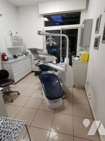 Bel immeuble de rapport composé d'un rez-de-chaussée professionnel et de trois appartements