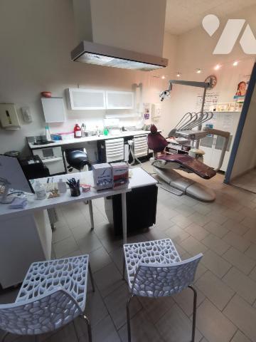 Bel immeuble de rapport composé d'un rez-de-chaussée professionnel et de trois appartements