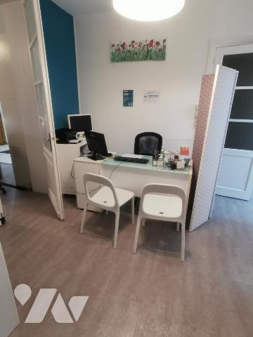 Bel immeuble de rapport composé d'un rez-de-chaussée professionnel et de trois appartements